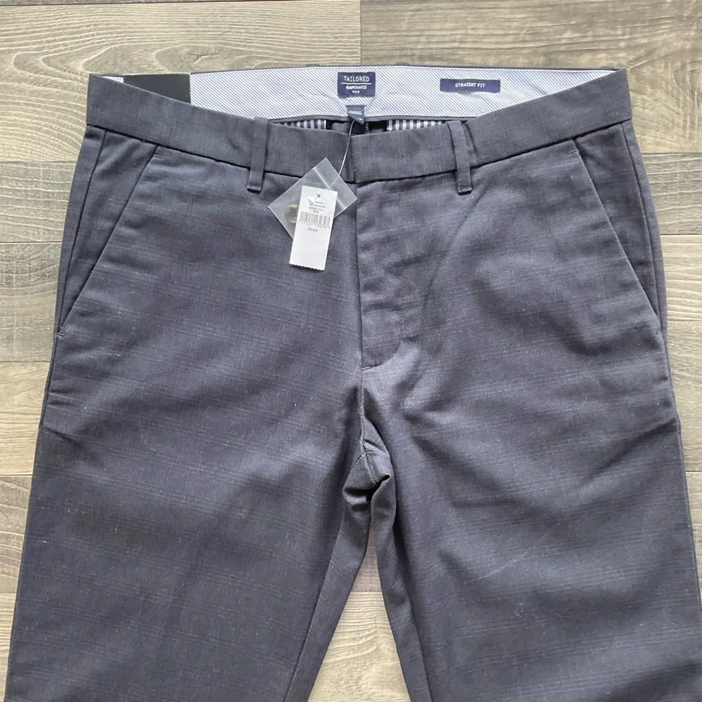 32x32 NWT Gap Tailored Khakis Men’s Charcoal Grey Straight Leg Flat Front 900951